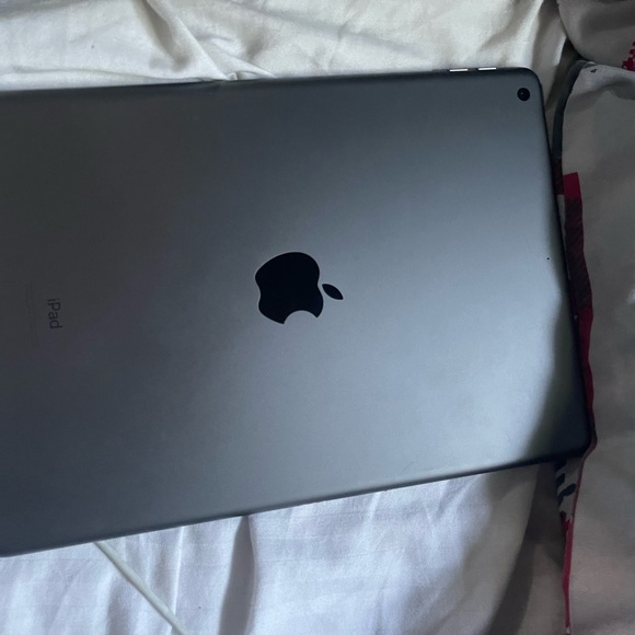 iPad 8th Gen with Apple Magic Keyboard -32GB - Picture 5 of 7